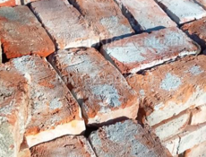 Кирпичи в большом количестве