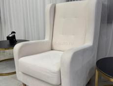 ПРОДАЕТСЯ ДИВАН С ДВУМЯ КРЕСЛАМИ 