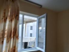 Сдаю в центре города Гагра в гостевом  до моря 200 метровдоме   три комнаты двухместные и трёхместные с  всеми удобствами 