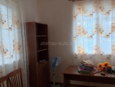 Сдаю в центре города Гагра в гостевом  до моря 200 метровдоме   три комнаты двухместные и трёхместные с  всеми удобствами 