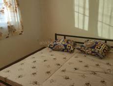 Сдаю в центре города Гагра в гостевом  до моря 200 метровдоме   три комнаты двухместные и трёхместные с  всеми удобствами 