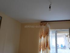 Сдаю в центре города Гагра в гостевом  до моря 200 метровдоме   три комнаты двухместные и трёхместные с  всеми удобствами 