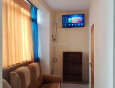 Сдаю в центре города Гагра в гостевом  до моря 200 метровдоме   три комнаты двухместные и трёхместные с  всеми удобствами 