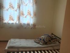 Сдаю в центре города Гагра в гостевом  до моря 200 метровдоме   три комнаты двухместные и трёхместные с  всеми удобствами 