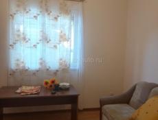 Сдаю в центре города Гагра в гостевом  до моря 200 метровдоме   три комнаты двухместные и трёхместные с  всеми удобствами 