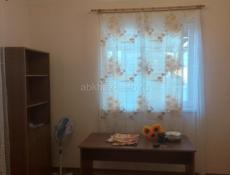 Сдаю в центре города Гагра в гостевом  до моря 200 метровдоме   три комнаты двухместные и трёхместные с  всеми удобствами 