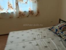 Сдаю в центре города Гагра в гостевом  до моря 200 метровдоме   три комнаты двухместные и трёхместные с  всеми удобствами 