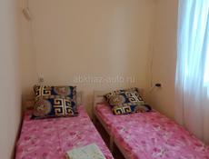 Сдаю в центре города Гагра в гостевом  до моря 200 метровдоме   три комнаты двухместные и трёхместные с  всеми удобствами 