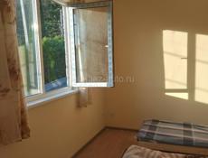 Сдаю в центре города Гагра в гостевом  до моря 200 метровдоме   три комнаты двухместные и трёхместные с  всеми удобствами 