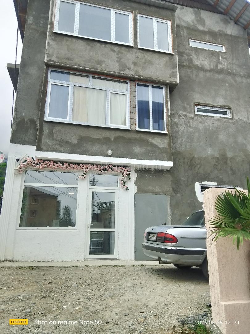 Сдается двухместный номера в центре Гагра на круглый год, есть все коммуникации до поря 200 м, номера есть с кондиционером и без него , общая кухня имеется  балкон для сушки белья, интернет 