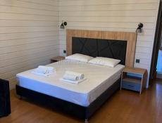 Домики и номера на берегу моря в Пицунде