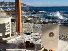 Кафе на берегу моря