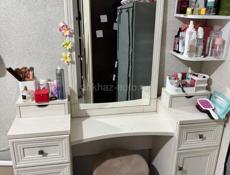 Туалетный столик б/у с пуфиком