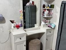 Туалетный столик б/у с пуфиком