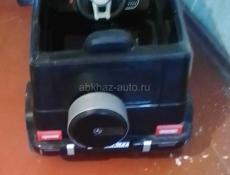 Машинка большая в хорошем состоянии зарядка в подарок пользовались 2 месяца все хорошо едит без царапин покупали за 14000