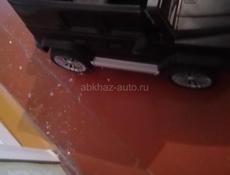 Машинка большая в хорошем состоянии зарядка в подарок пользовались 2 месяца все хорошо едит без царапин покупали за 14000