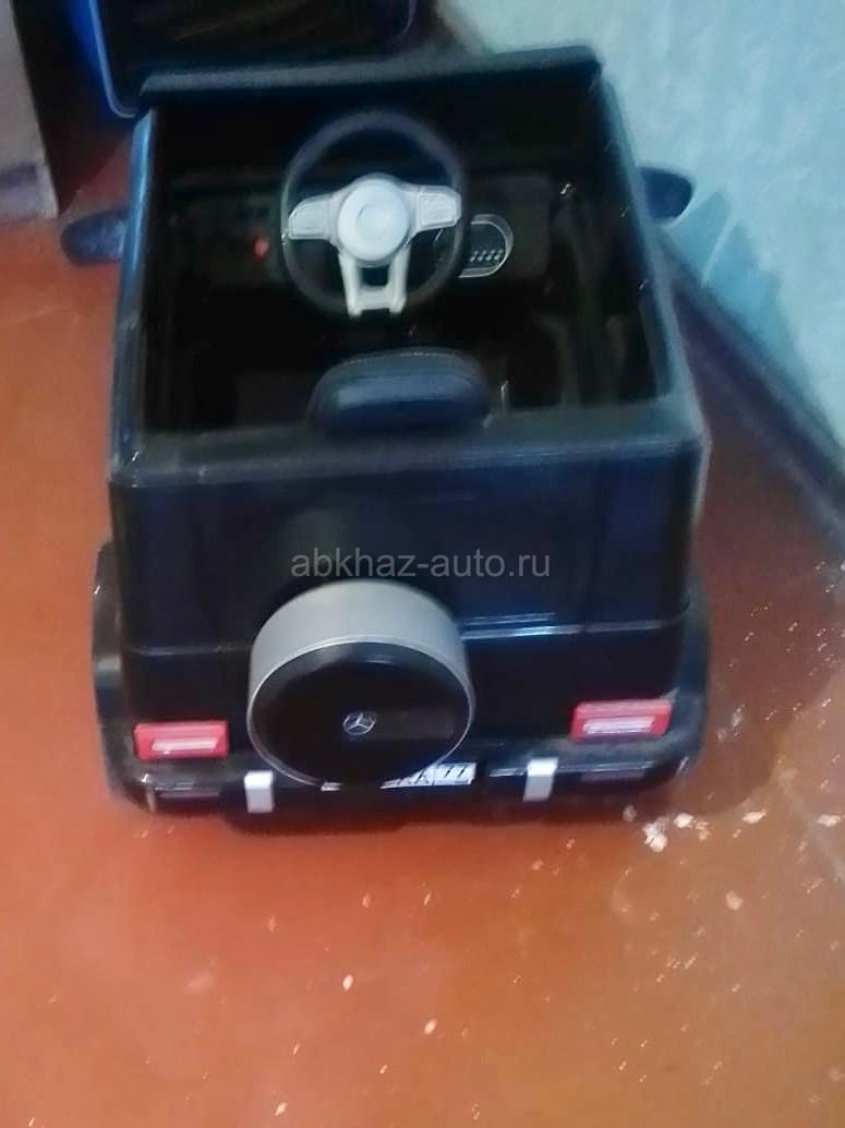 Машинка большая в хорошем состоянии зарядка в подарок пользовались 2 месяца все хорошо едит без царапин покупали за 14000