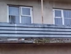 Город Очамчира улица Чачба дом 109 второй этаж трёх комнатная квартира с большой четвёртой лоджей вся инфраструктура в шаговой доступности. 