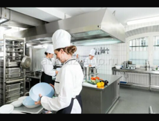 Требуется помошник повара и работники на кухню 