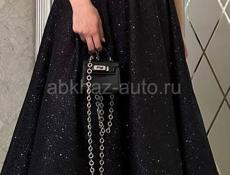 Черное вечернее платье с пайетками. 