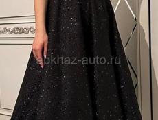 Черное вечернее платье с пайетками. 