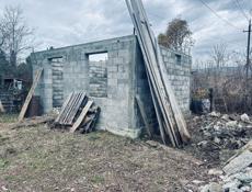 Продается участок 10 соток   Район бомбора 10 минут хоть бы до моря,все коммуникации проведены  Документы в порядке  Продажа очень  срочная  700 т