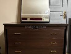 Кровать с матрасом и комодом с зеркалом 