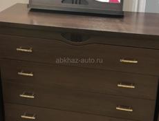 Кровать с матрасом и комодом с зеркалом 
