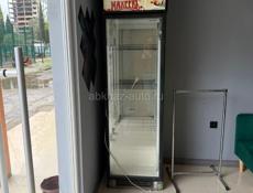 Продаю холодильники столы стулья диваны кафе работала 3 месяца все новое !!!