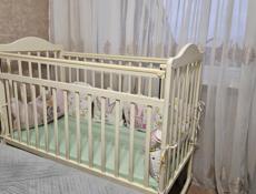 Продается за 5 т. Два в одном. Кроватка и трёхколёсная коляска