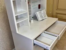 Многофункциональный письменный стол-парта.