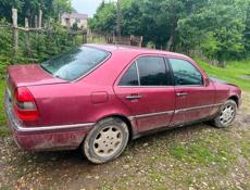 Mercedes-Benz 124