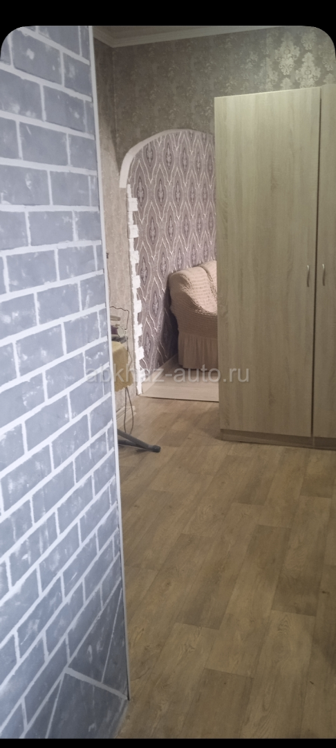 Сдам  на круглый год россиянам   однокомнатную просторную квартиру,на новом районе. Второй этаж,   есть кондиционер, интерне.     190.