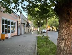 Сдается помещение под магазин в центре города Сухум  на Проспекте Мира. 