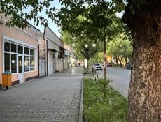 Сдается помещение под магазин в центре города Сухум  на Проспекте Мира. 