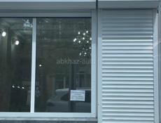 Сдается помещение под магазин в центре города Сухум  на Проспекте Мира. 