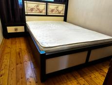 Кровать с матрасом и тумбочка 
