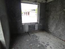 Продается квартира двух комнотная на берегу моря без ремонта без окон и дверей первый этаж все документы есть 