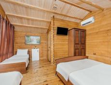 Предлагаем уютные 4-местные домики площадью 24 м² для комфортного отдыха у моря.