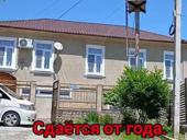 Трехэтажный дом с видом на Сухум . 