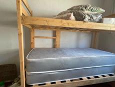 Срочно продаю двух ярусную кровать с матрасами , абсолютно новое .ручная работа.