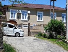Трехэтажный дом с ремонтом и видом на Сухум. 