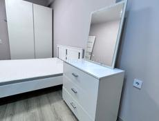 Кровать с матрасом 180/220 шкаф комод с зеркалом 