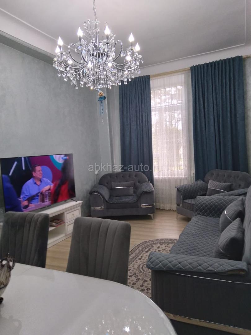 Сухум центр 3 х ком 3500