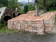 Кирпичи