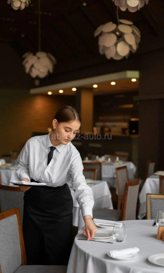 Официант в кафе