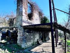 Участок с ветхим строением и шикарным видом.