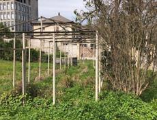 На против центрального иного вокзала. Для Продажи 4 участка, дом блочный 2 этажа, гараж. Летние перестройки, все коммуникации в рабочем состоянии.
