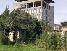 На против центрального иного вокзала. Для Продажи 4 участка, дом блочный 2 этажа, гараж. Летние перестройки, все коммуникации в рабочем состоянии.