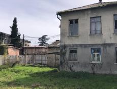 На против центрального иного вокзала. Для Продажи 4 участка, дом блочный 2 этажа, гараж. Летние перестройки, все коммуникации в рабочем состоянии.